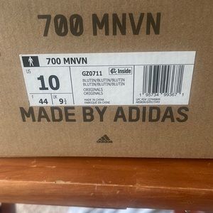 700 MNVN size 10 Yeezy